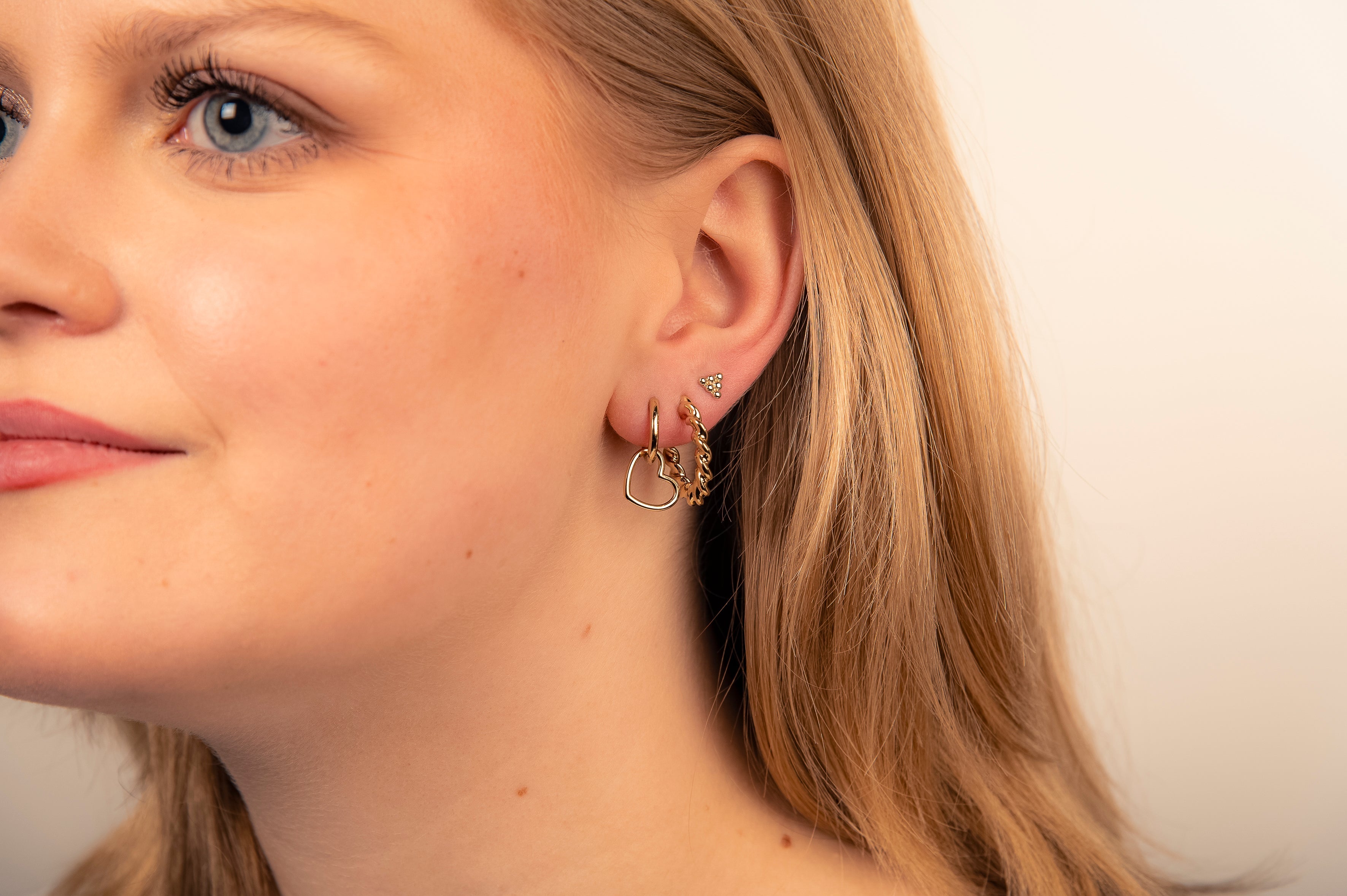 Oorbellen gedraaid goudkleur JE031G-1